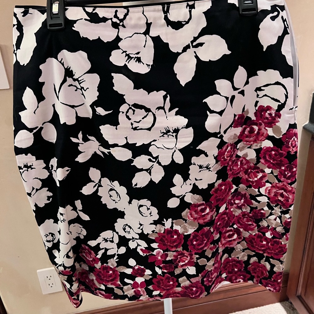 White House Black Market casual floral skirt. Size 8.